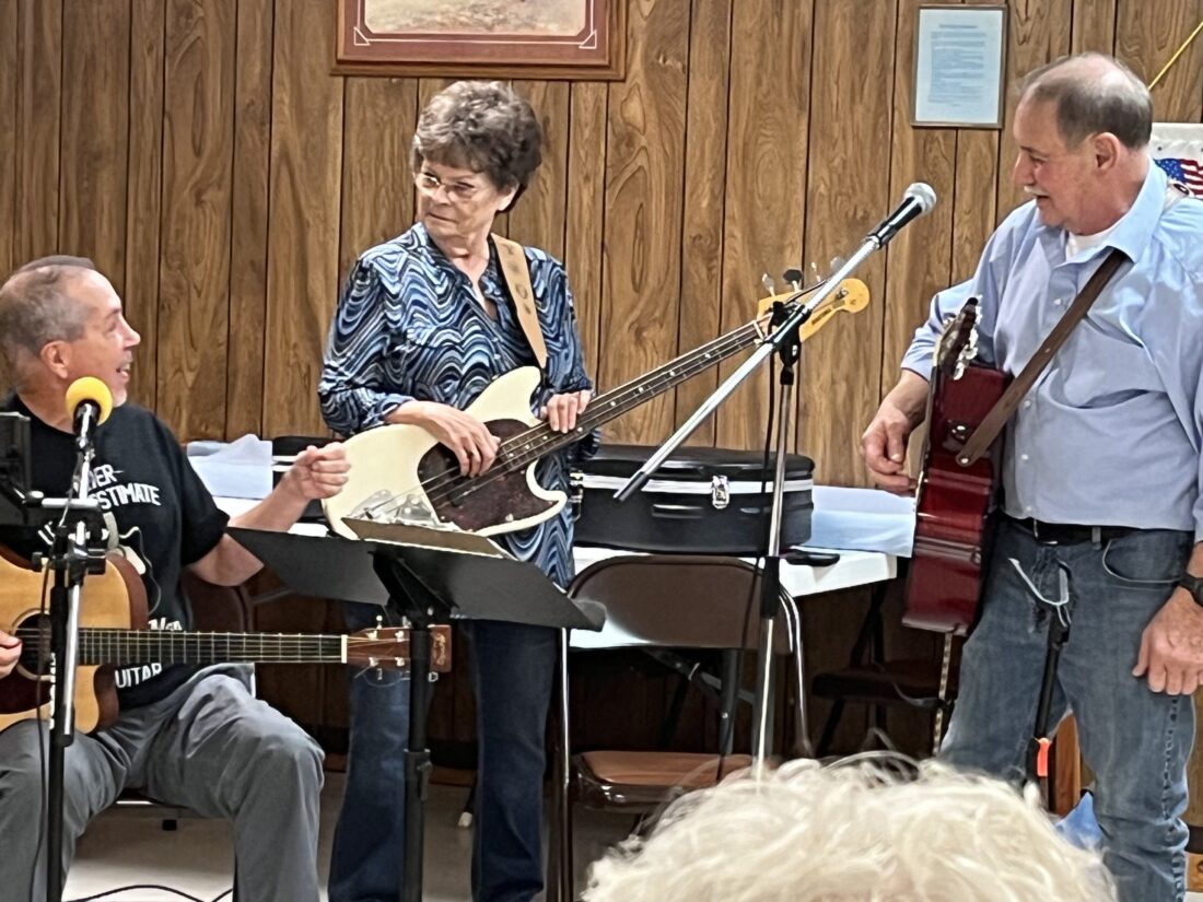 Seniors Club to have Santa visit Dec. 11 in Tonganoxie News, Sports